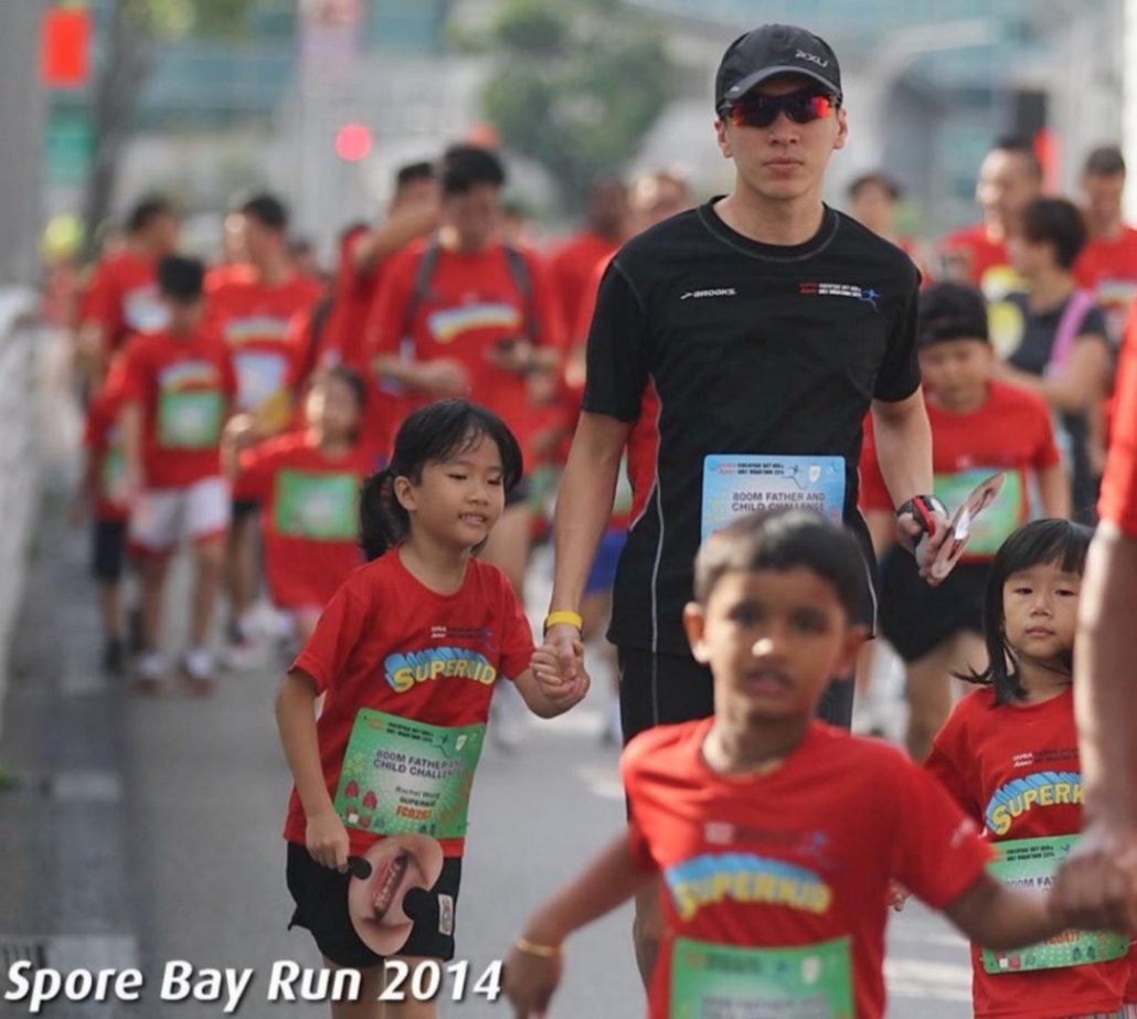 2014 Safra AHM / 800m Father & Child Challenge. My little baby wants to run with her daddy.
